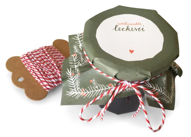 Grüne Marmeladendeckchen für selbstgemachte Weihnachtsgeschenke, klassisch mit Tannenzweigen