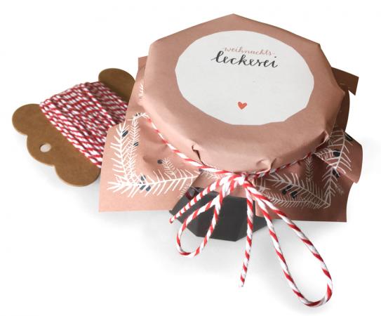 Rosa Marmeladendeckchen für selbstgemachte Weihnachtsgeschenke, klassisch mit Tannenzweigen