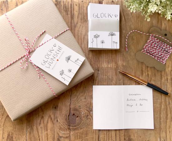 Geschenkanhänger Weiß für Glückwünsche, mini Klappkarten mit Blumen zum beschriften deiner Geburtstagsgeschenke
