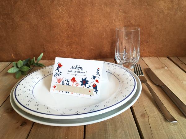 Tischkarten Weiß Rot Blau mit Boho Foklore Blumen, Vintage Design für die Hochzeit