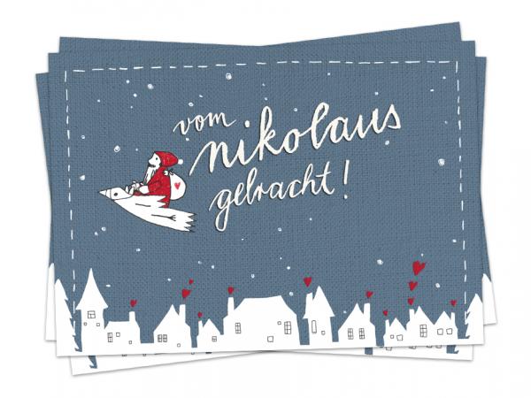 Weihnachtskarte - vom Nikolaus gebracht! | Witzige Weihnachtsgrußkarte mit fliegendem Nikolaus auf Vogel | Blau (Leinen Optik), Rot und Weiß