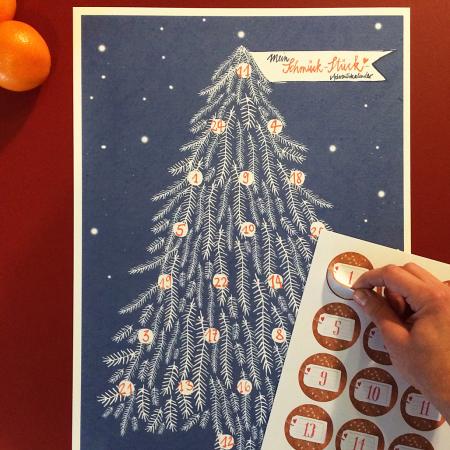 Mein Schmück - Stück Adventskalender für Kinder und Erwachsene, Tannenbaum zum selber schmücken mit beiliegenden Adventskalenderzahlen - klebt in der Adventszeit täglich einen Aufkleber auf das stimmungsvolle Poster, A3, Blau