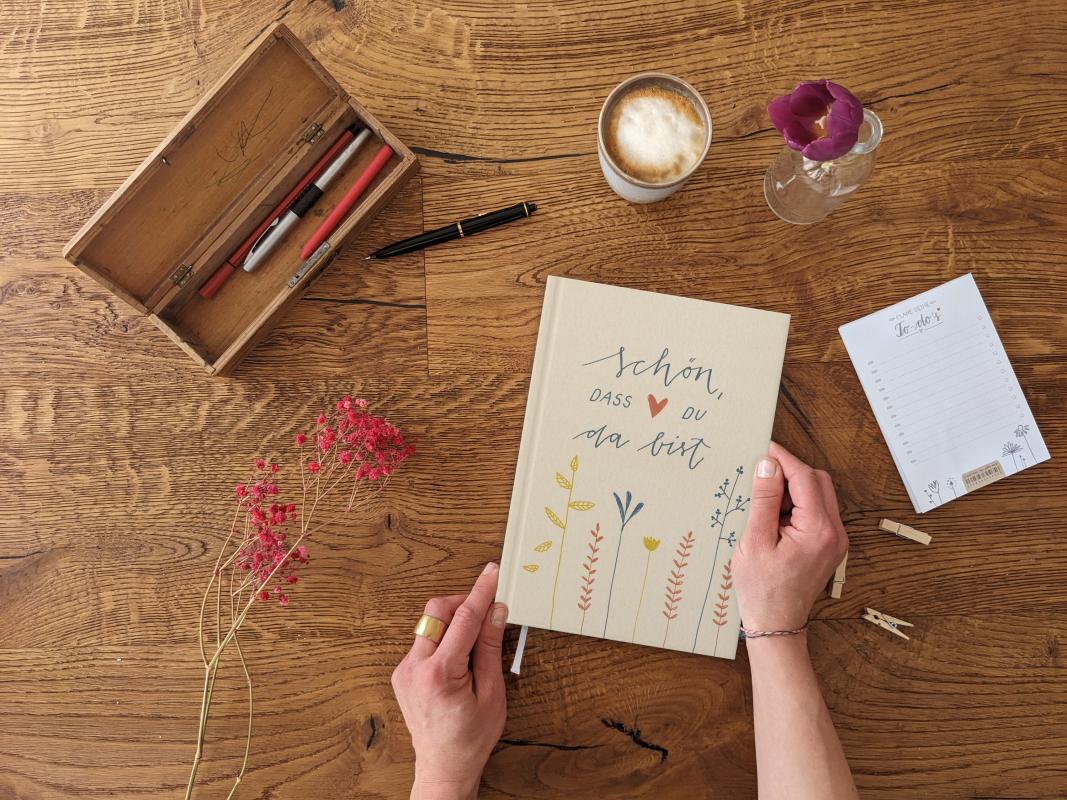 Hochzeitsgästebuch in Creme Beige Blau Handlettering Design mit Blumen