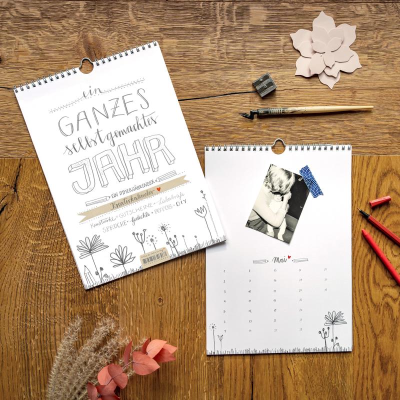 Wandkalender für 2021 oder 2022 im schönen Bleistift Design mit Blumenwiese