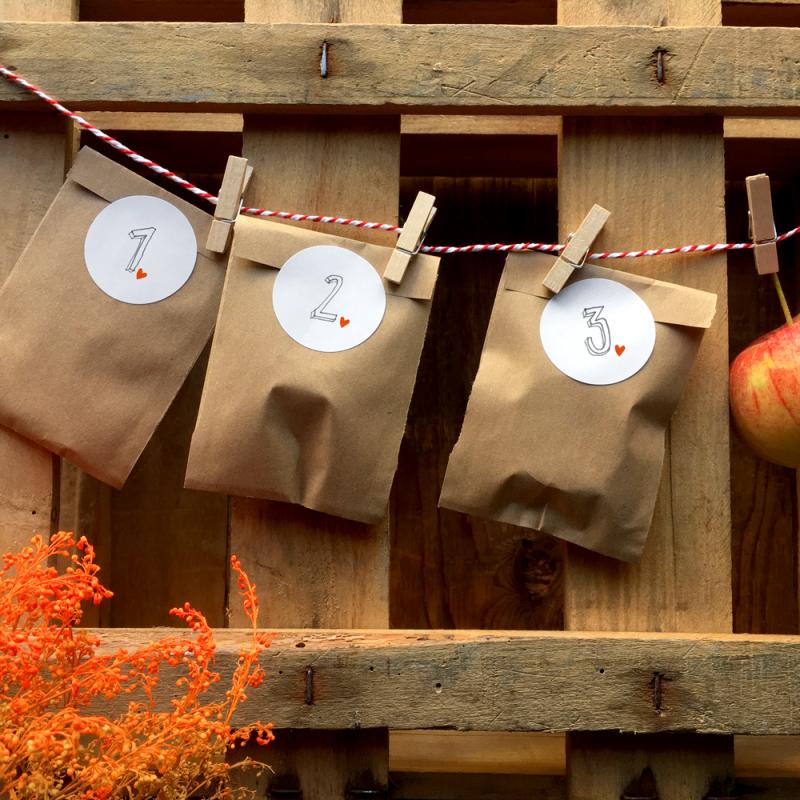 Adventskalenderzahlen zum Basteln für den Adventskalender in Weiß Schwarz