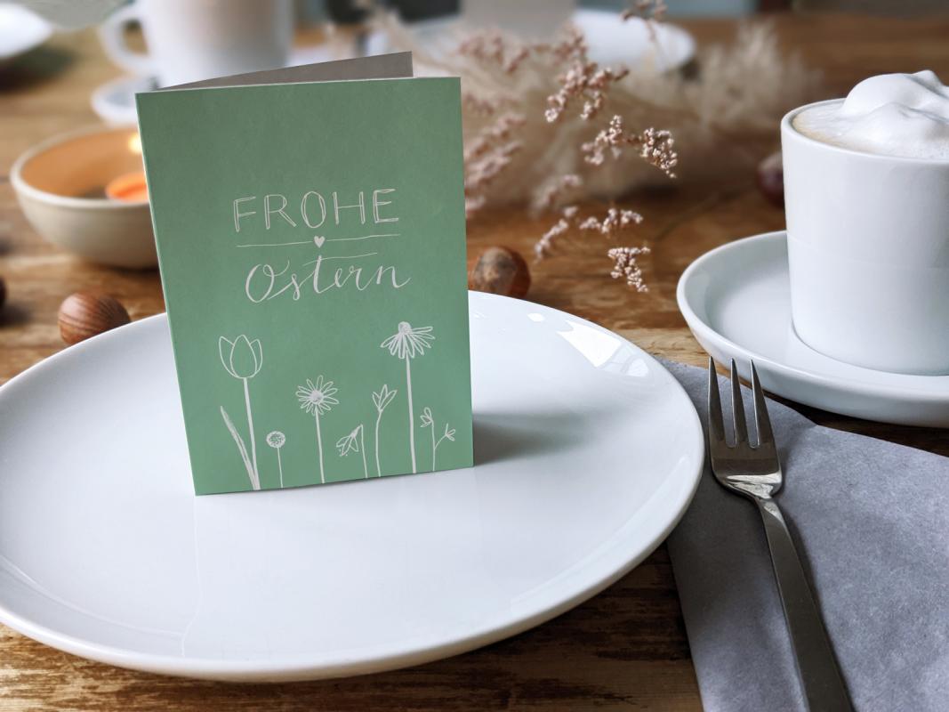 Mini Klappkarten frohe Ostern mit Blumen als Tischkarten auf der Ostertafel oder zum Osterbrunch