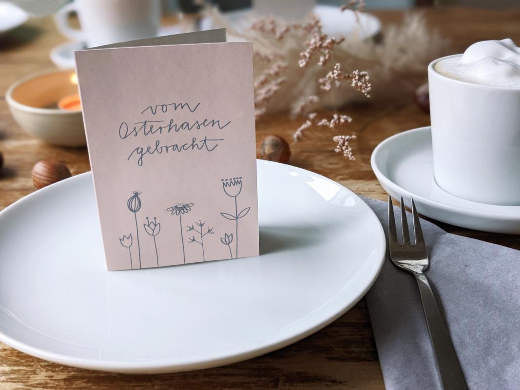 Mini Klappkarten frohe Ostern mit Blumen als Tischkarten auf der Ostertafel oder zum Osterbrunch