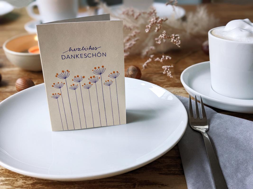 Tischkarten Creme zum Danke sagen, mini Klappkarten mit Blumen zum beschriften deiner Tafel