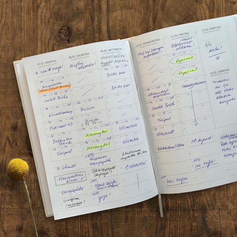 Detailansicht Wochenplanung Lehrerkalender 2022 2023 mit Jahresübersicht, Stundenpläne, Klassenliste, beige blau korall