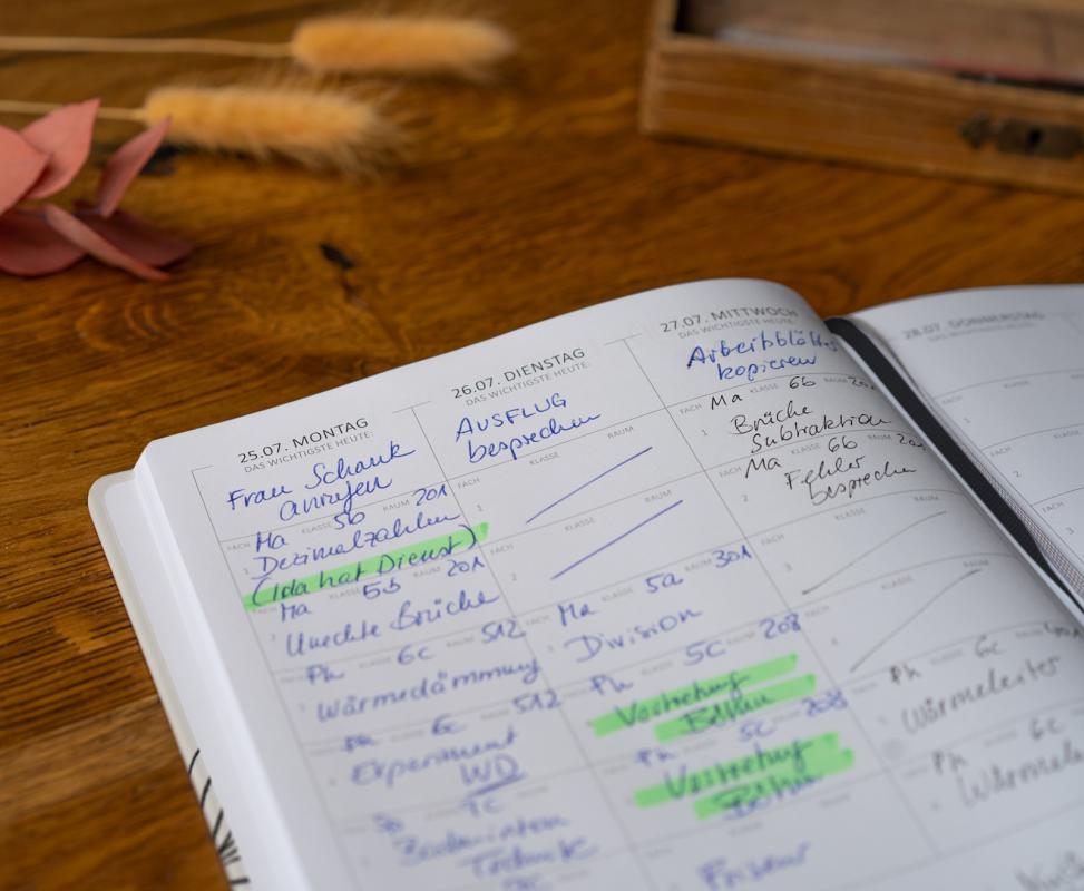 Detailansicht Wochenplanung Lehrerkalender 2023 2024 mit Jahresübersicht, Stundenpläne, Klassenliste, weiß