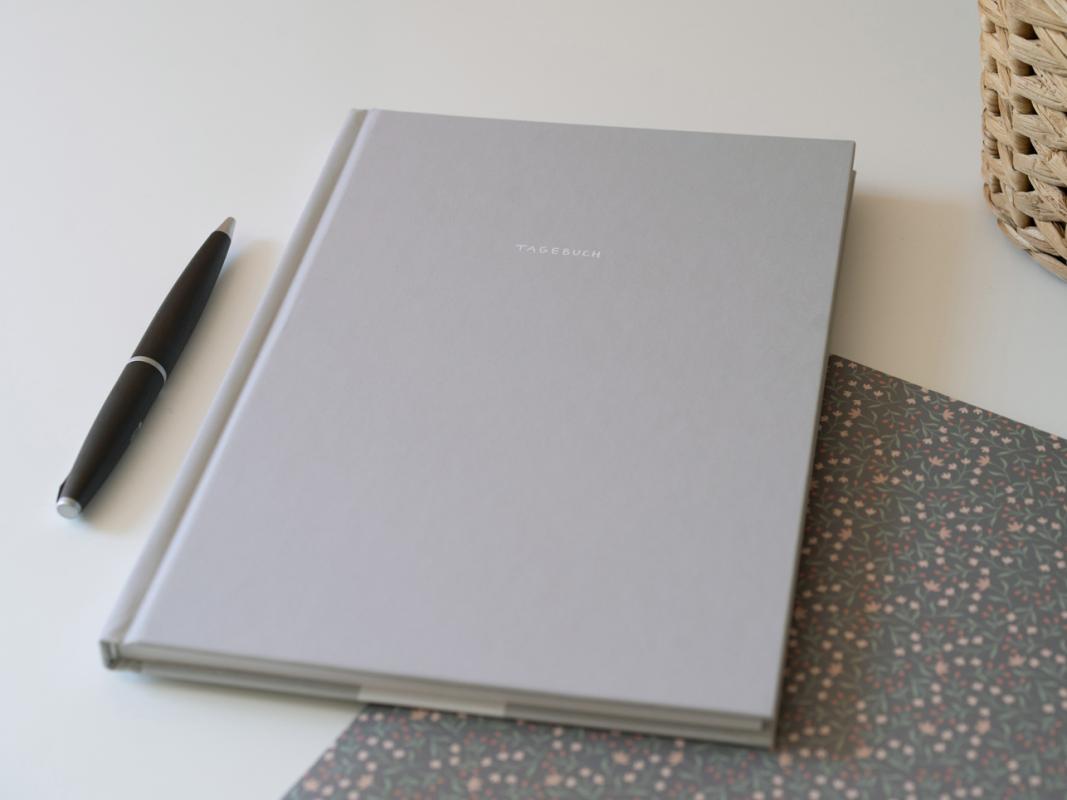 Tagebuch und Notizbuch liniert in Grau Weiß, für Teenager und Erwachsene