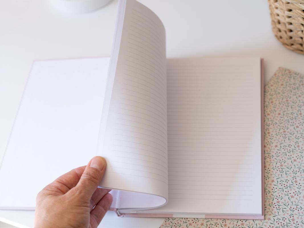 tagebuch und notizbuch in rosa