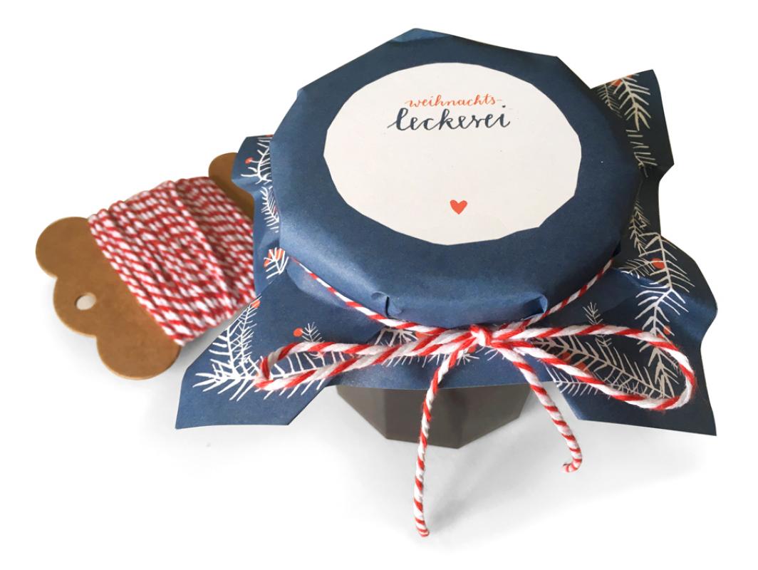 Blaue Marmeladendeckchen für selbstgemachte Weihnachtsgeschenke, klassisch mit Tannenzweigen