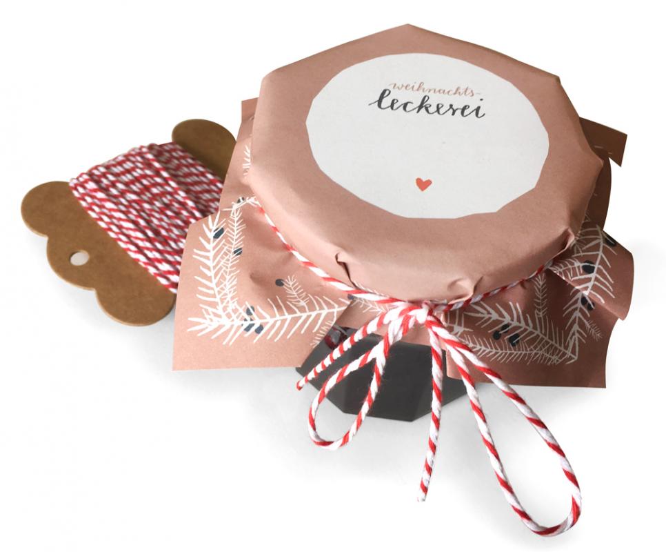 Rosa Marmeladendeckchen für selbstgemachte Weihnachtsgeschenke, klassisch mit Tannenzweigen
