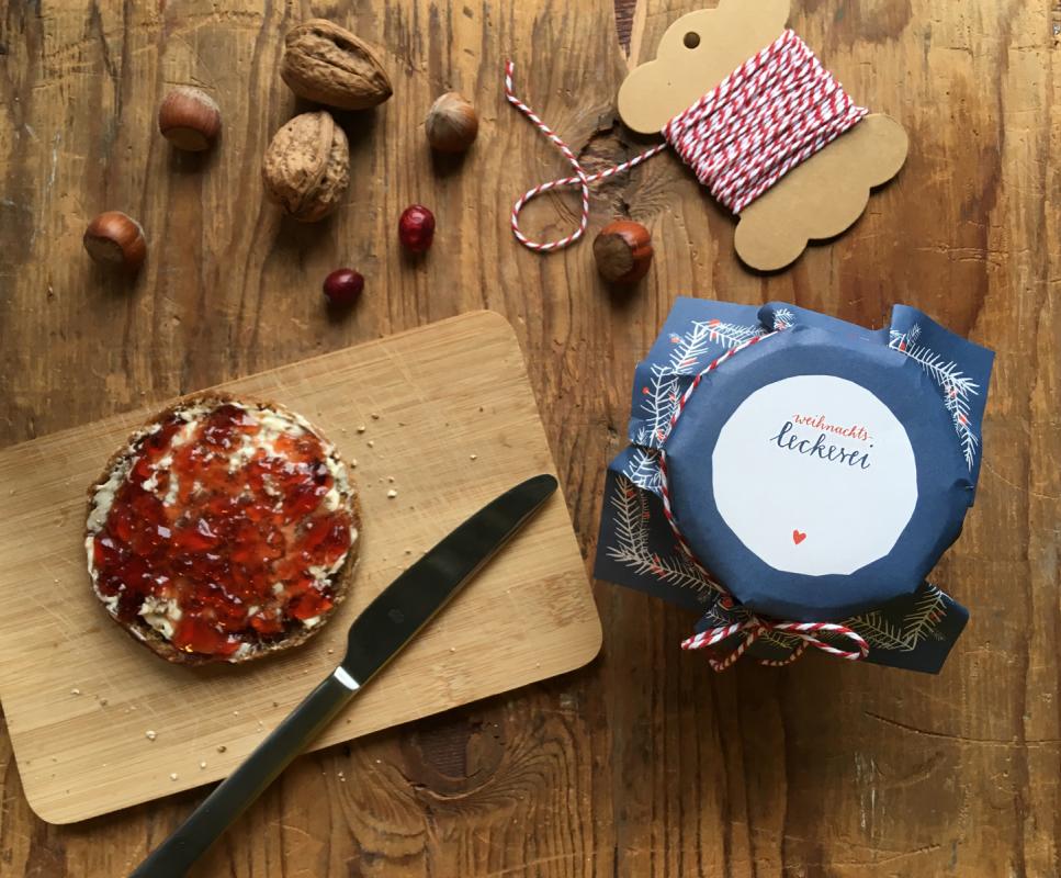 Marmeladendeckchen mit Zweigen und Beeren in Blau Weiß Rot, verspieltes Vintage Design für Weihnachtsgeschenke