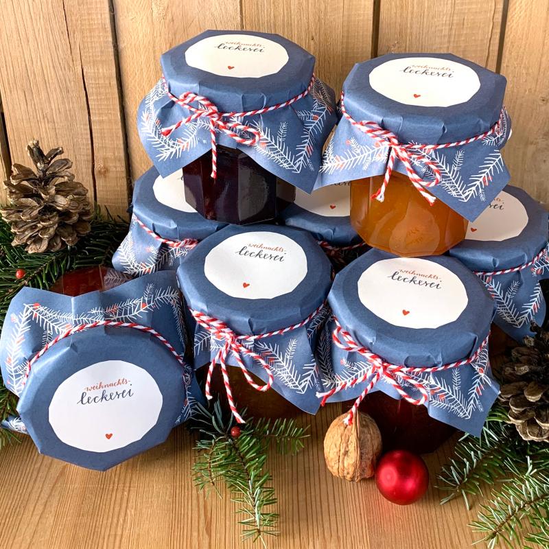 Weihnachtliche Marmeladendeckchen in Blau Weiß Rot, verspieltes Vintage Design mit Zweigen