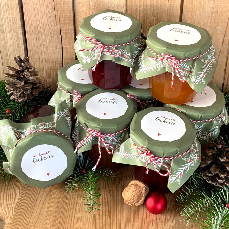 Weihnachtliche Marmeladendeckchen in Grün Weiß Rot, verspieltes Vintage Design mit Zweigen