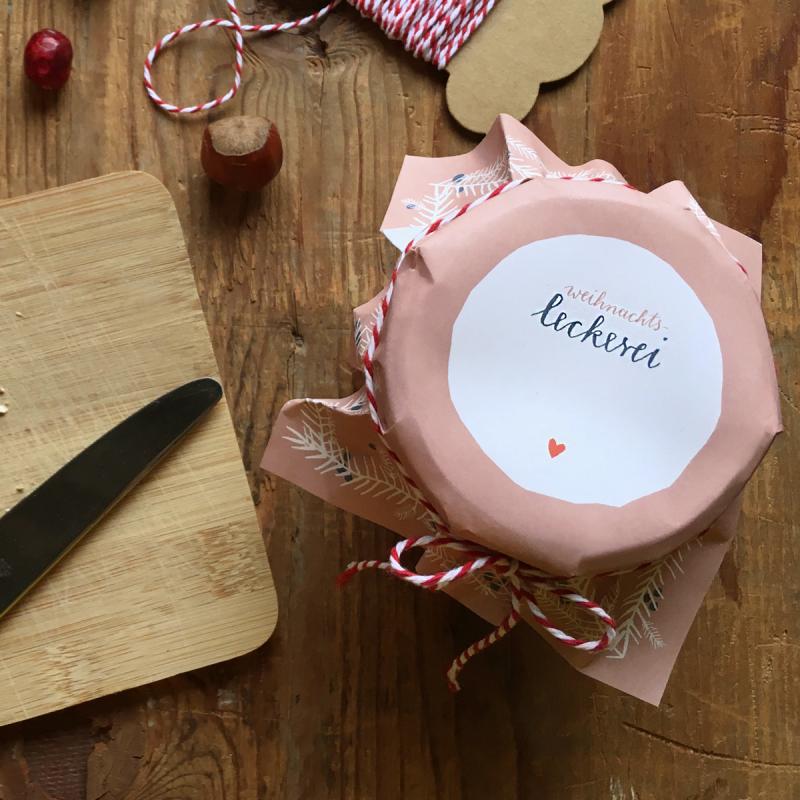 Marmeladendeckchen mit Zweigen und Beeren in Rosa Weiß Blau, verspieltes Vintage Design für Weihnachtsgeschenke