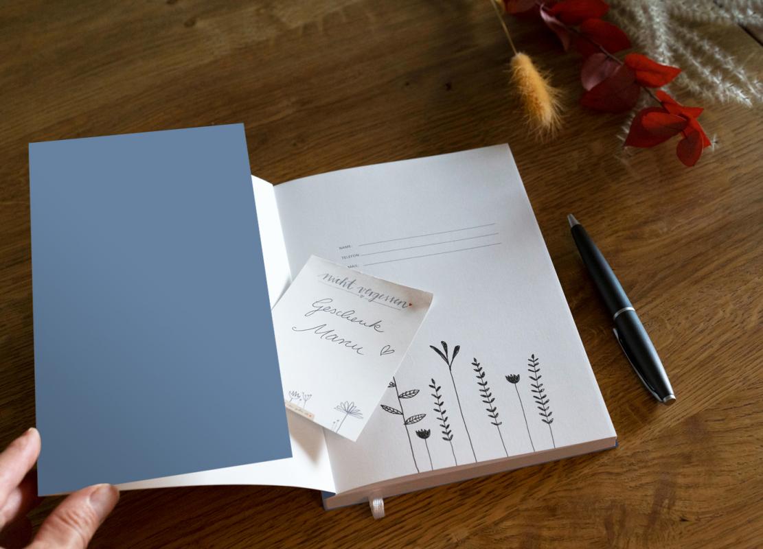 Studienplaner 2024 2025 blau weiß altrosa mit Gingko Blätter als Terminkalender für die Studienplanung