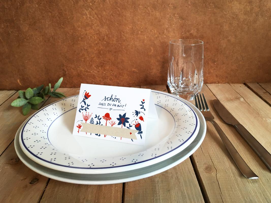 Tischkarten Weiß Rot Blau mit Boho Foklore Blumen, Vintage Design für die Hochzeit