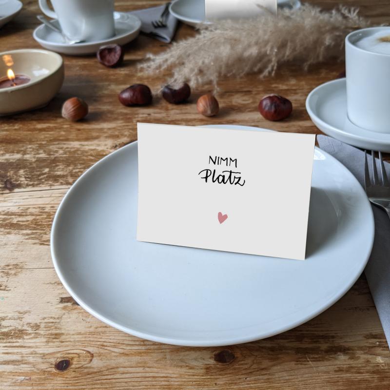 Tischkarten Hochzeit Weiß vorgefalzt, zeitlos schlichtes Kalligrafie Design mit rosa Herz
