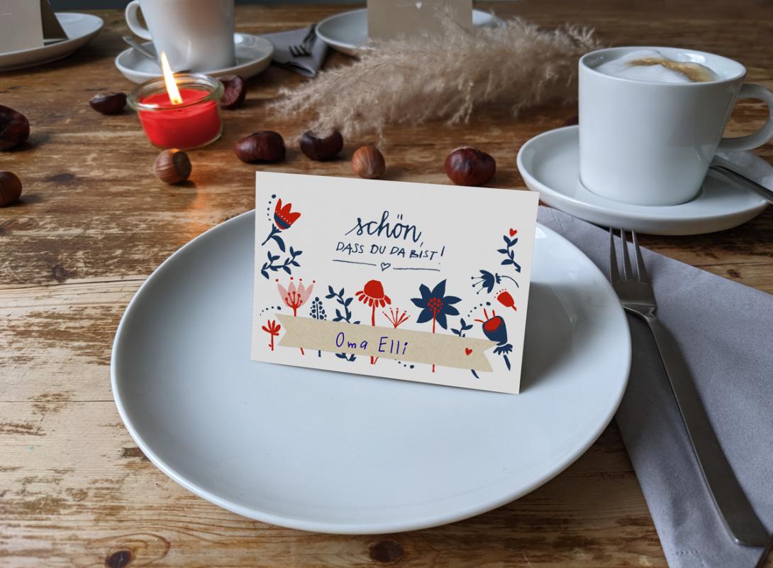 Tischkarten Weiß Blau Rot im maritim floralen Vintage Design für die Hochzeit
