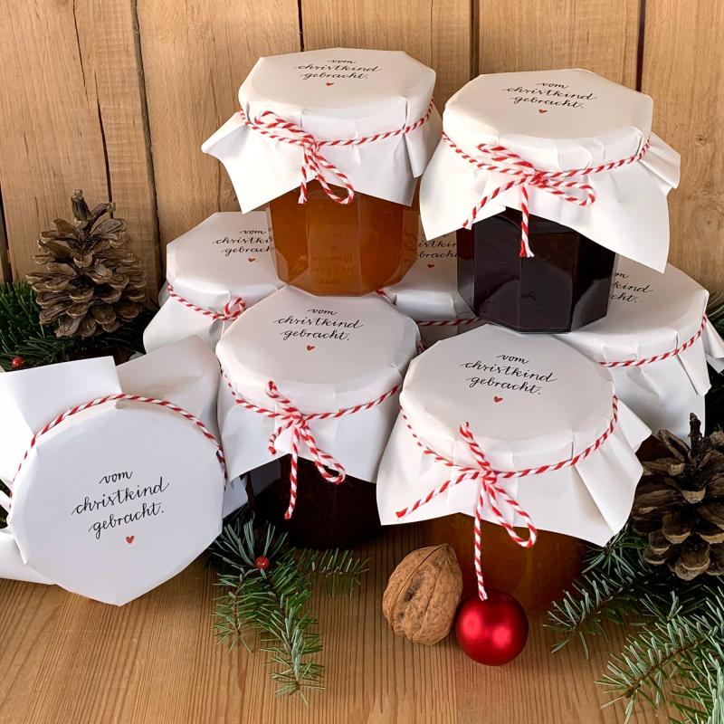 Weiße Marmeladendeckchen mit Kalligrafie Spruch Christkind