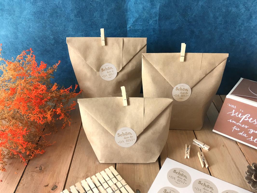 24 Geschenktüten - Set - für Kekse, Plätzchen, Gastgeschenke, etc. mit Schön, dass du da bist - Aufkleber - Chic Creme -