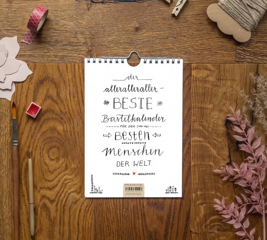 Wandkalender für 2022 im zeitlosen Kalligrafie Design mit Blumen