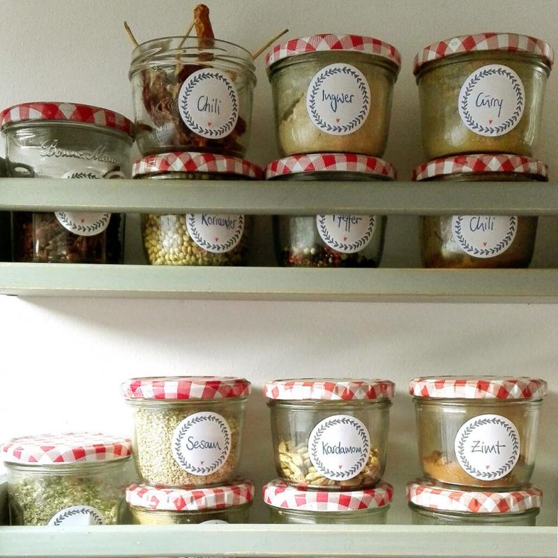 blanko Etiketten zum selbst beschriften, grau weiß mit Blumendeko, flexibel einsetzbar als Gewürzetiketten