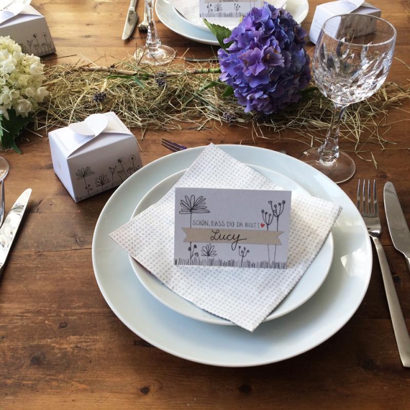 Weiße Tischkarten mit Blumen in Vintage DIY Optik als Tischdeko für deine Party