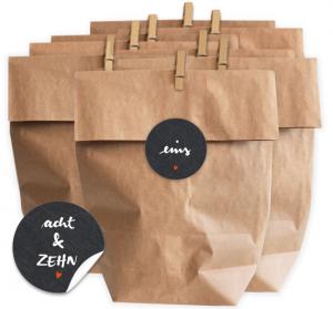 Adventskalender Set mit 24 Adventstüten und schönen schwarz weiß Adventskalenderzahlen im Schultafel Look