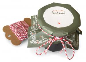 Grüne Marmeladendeckchen für selbstgemachte Weihnachtsgeschenke, klassisch mit Tannenzweigen