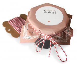 Rosa Marmeladendeckchen für selbstgemachte Weihnachtsgeschenke, klassisch mit Tannenzweigen